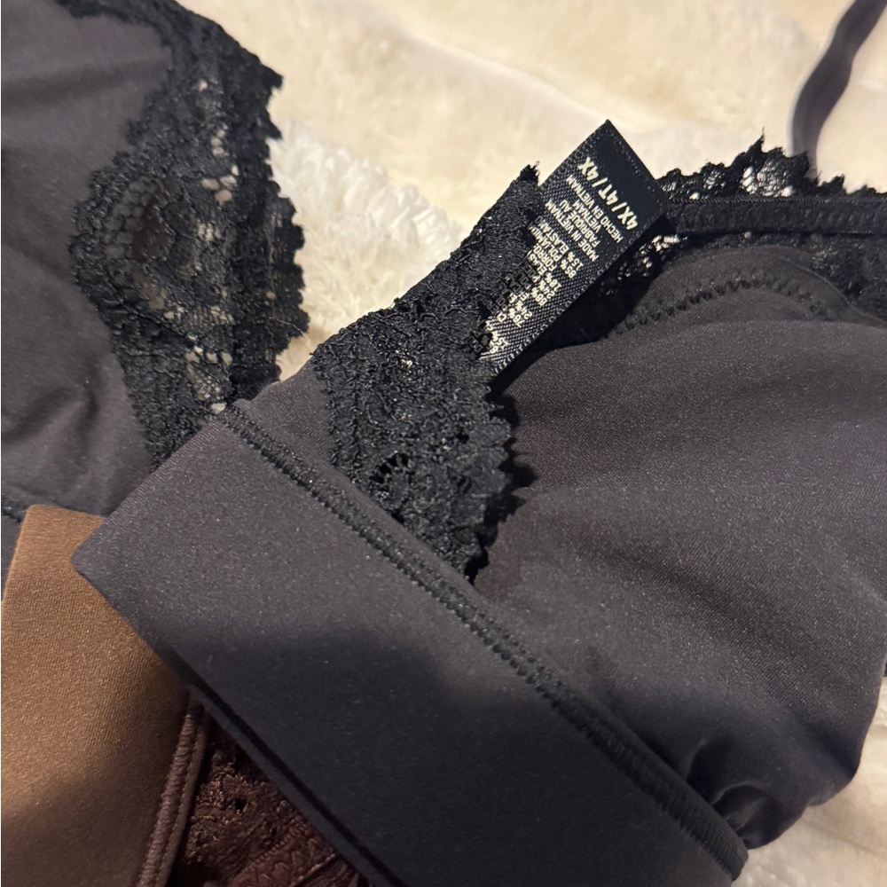SKIMS Lace Triangle Bralette - Picture 3 of 3